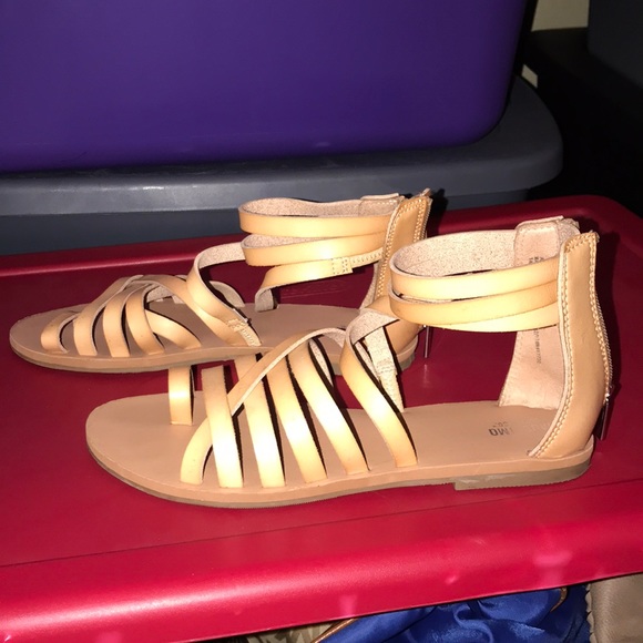 Shoes - Cute tan sandals
